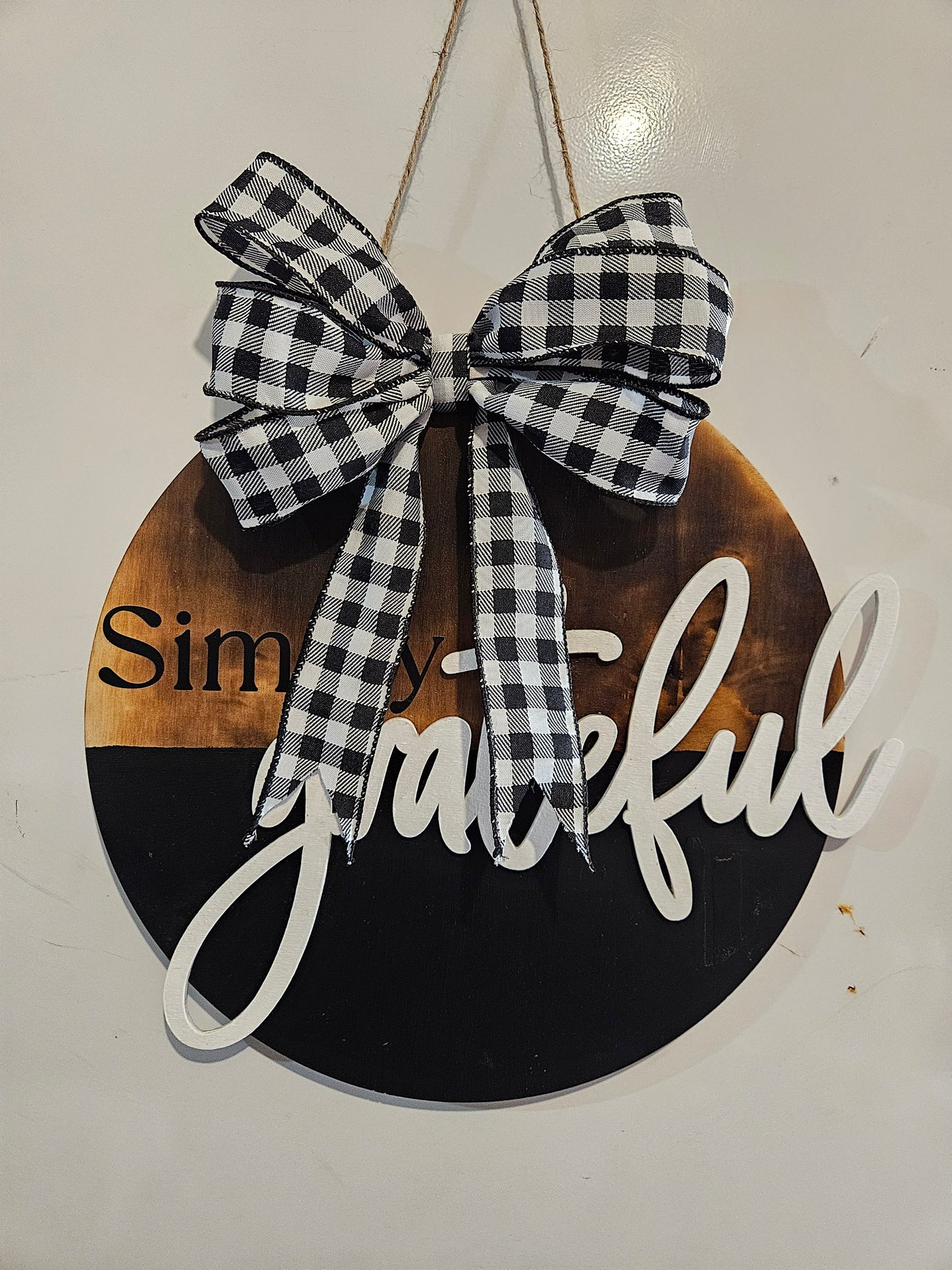 12" Circle Wood Sign "Simply Grateful"