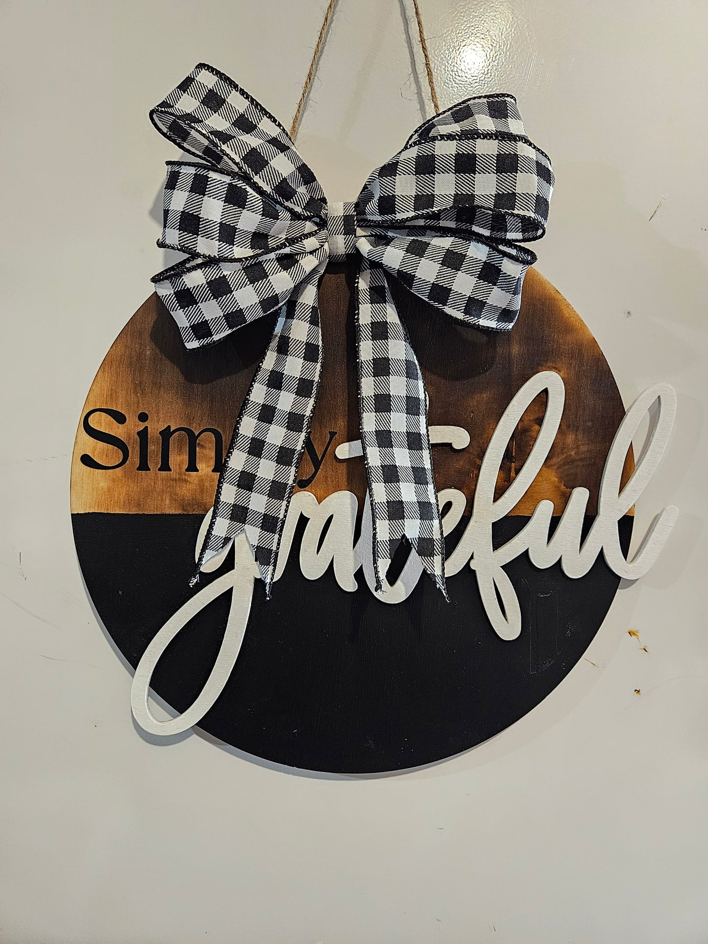 12" Circle Wood Sign "Simply Grateful"